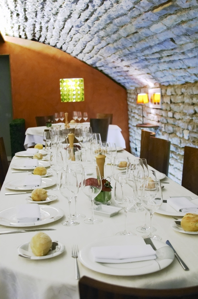 Restaurant in a vaulted cellar