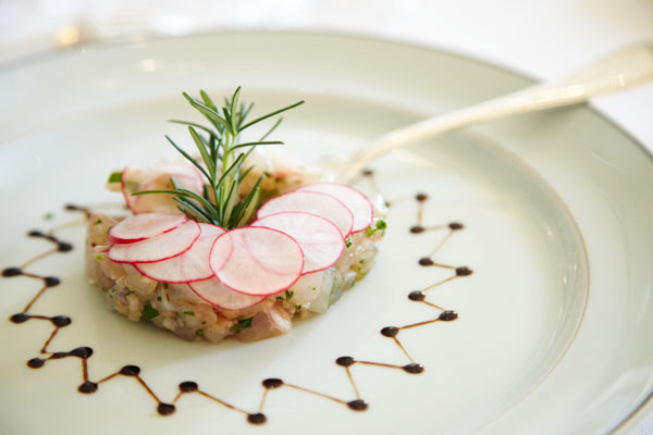 A starter with scallops tartare