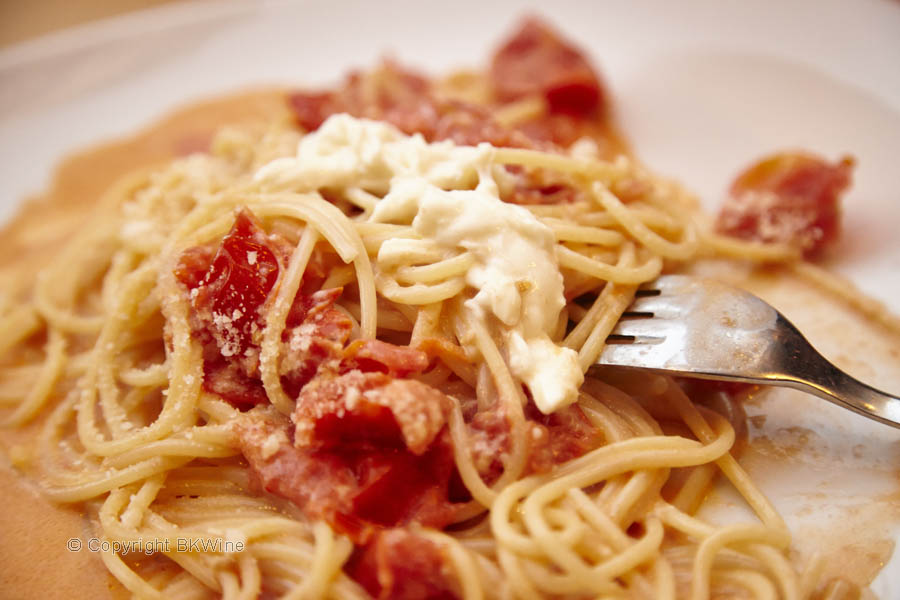Spaghetti with tomatoes and mozzarella