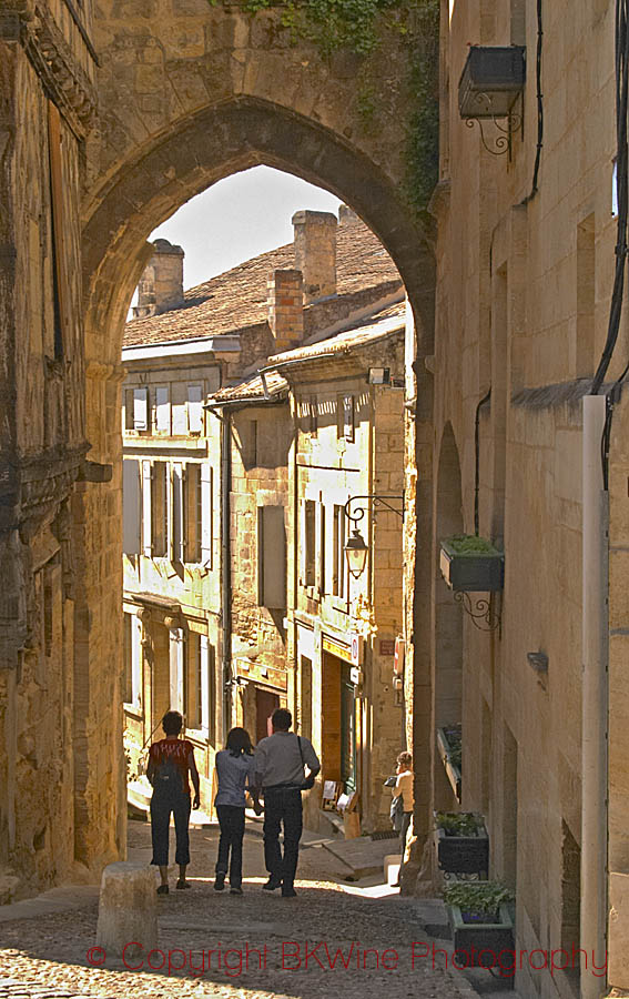 A cobblestone street in Saint Emilion