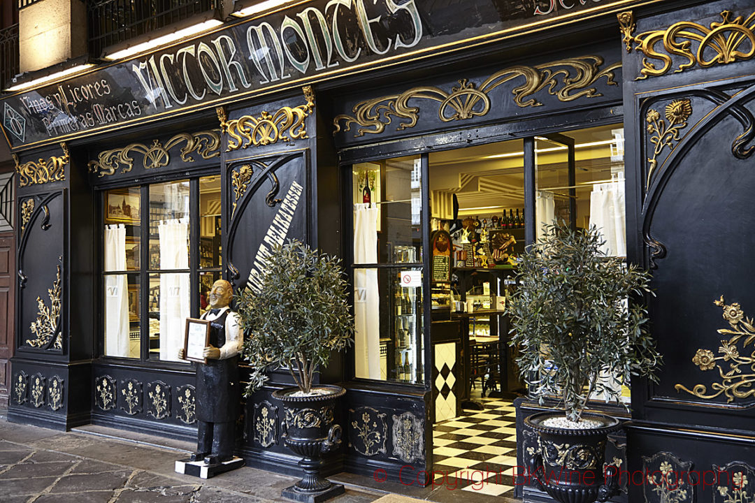 A restaurant on Plaza Nueva in Bilbao