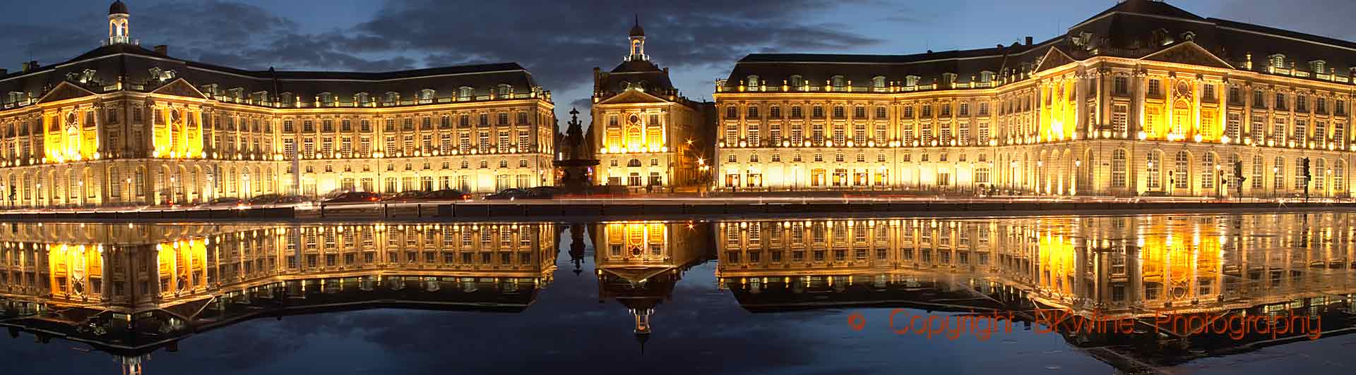 The amazing Miroir d'Eau in Bordeaux city