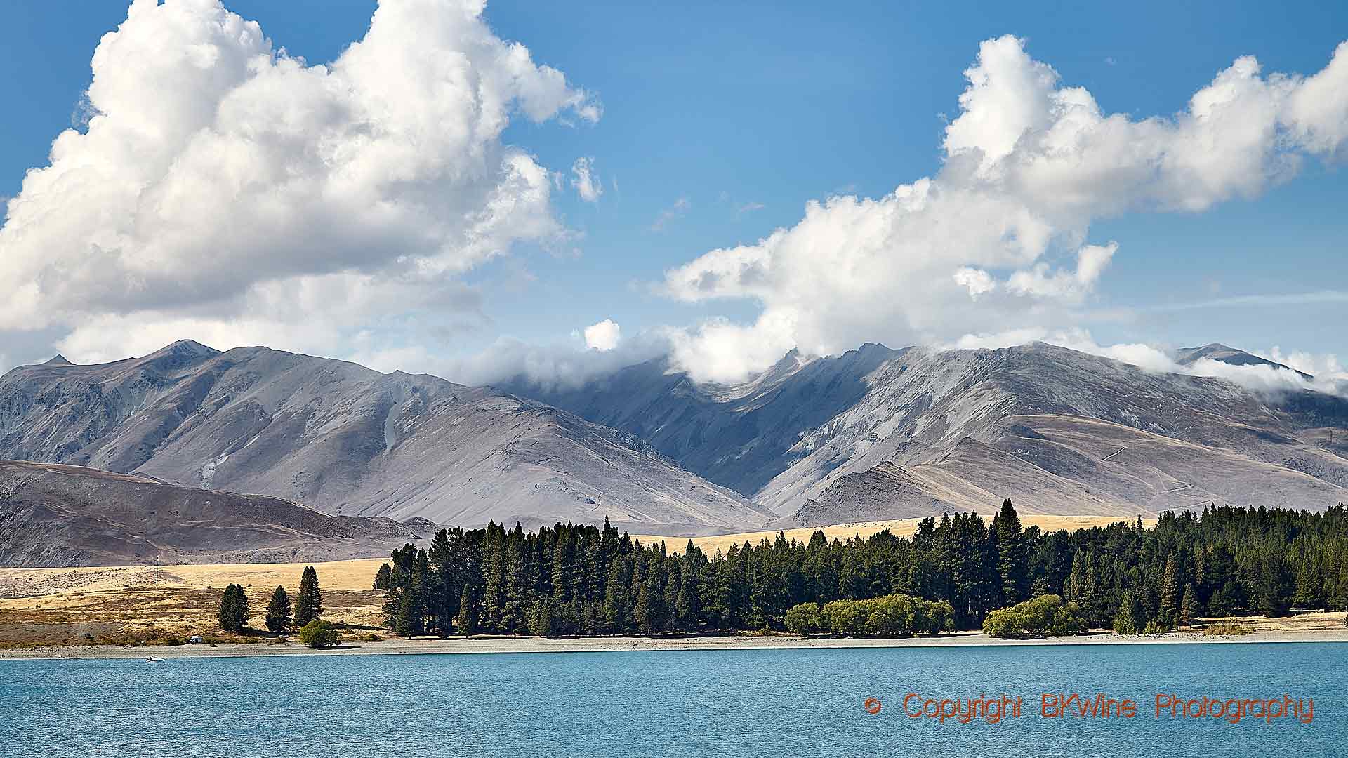 The shimmering Lake Tekapo and the dramatic mountains